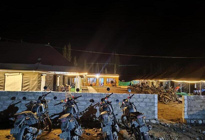 בית מלון כפרי The Grand Ghazi Clover Camp Hunder, Nubra Valley