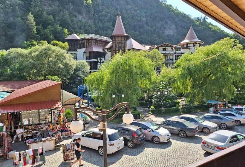 پانسیون Alongside Park Borjomi