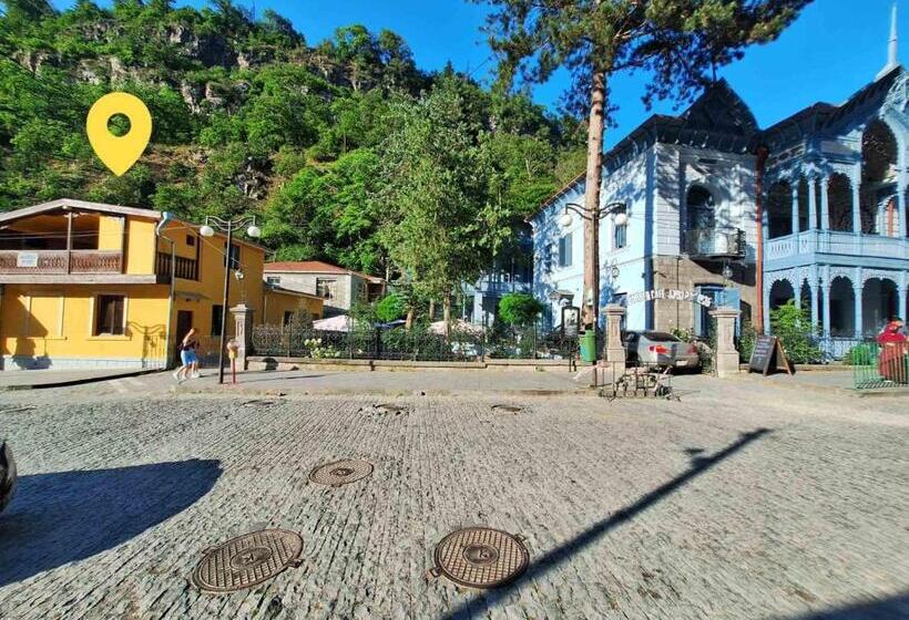 پانسیون Alongside Park Borjomi