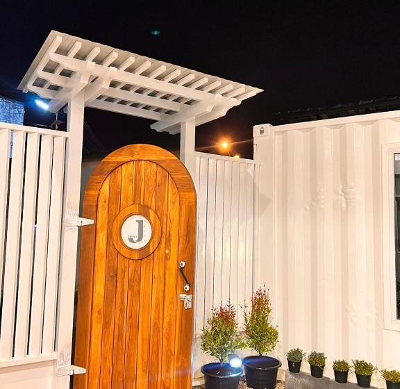 Triple J Hotel Trang