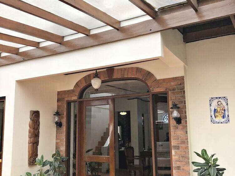 تختخواب و صبحانه Casa Roces