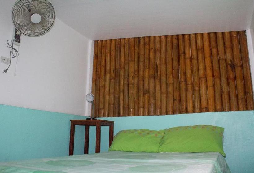 تختخواب و صبحانه Mahogany Upland Resort