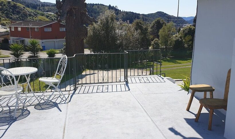 تختخواب و صبحانه Top Of The Town