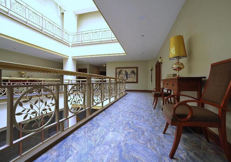 Paragon Hotel And Suites