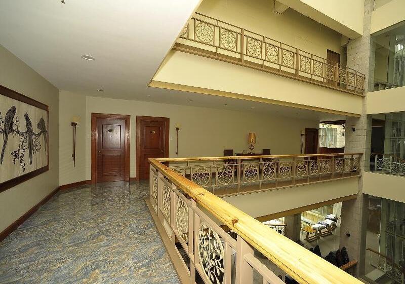 Paragon Hotel And Suites