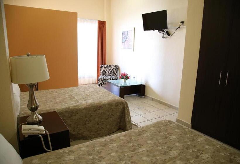 Отель Plaza Bernal