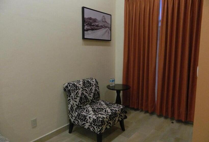 Отель Plaza Bernal