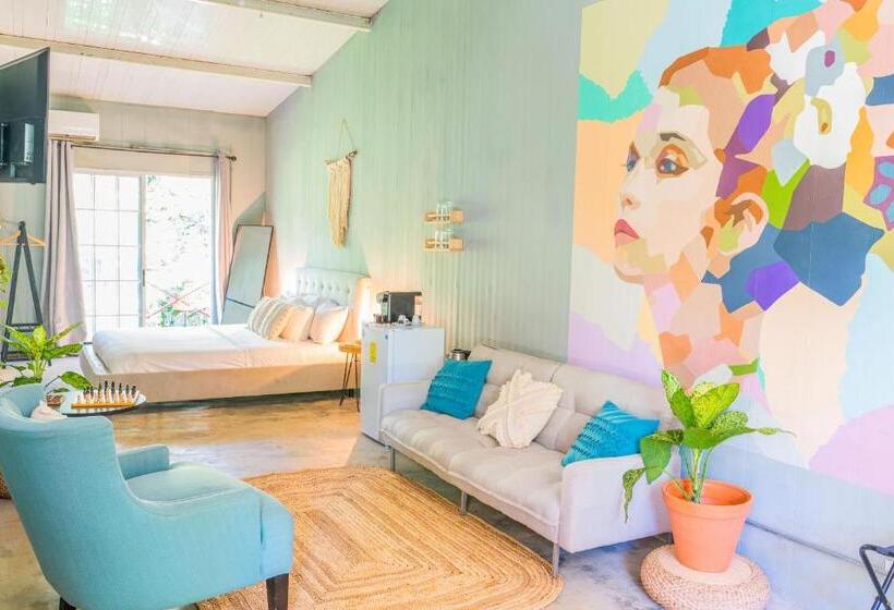 Отель Socialtel Red Frog