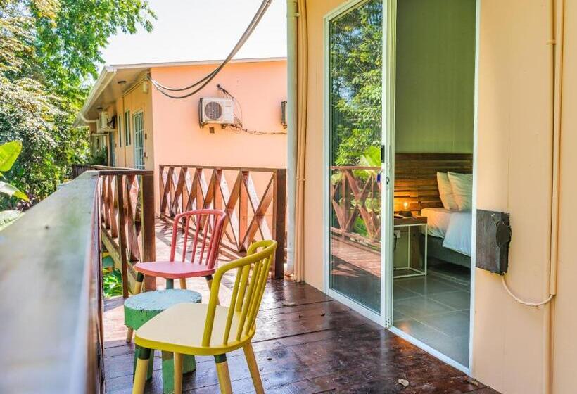 Отель Socialtel Red Frog