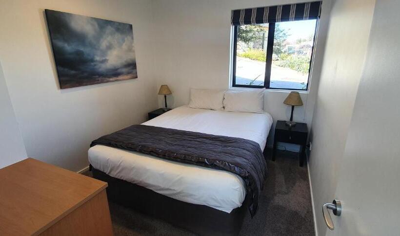 The Moorings Motel And Apartments