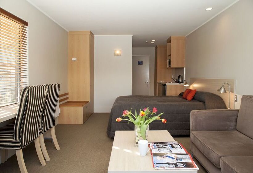 The Moorings Motel And Apartments