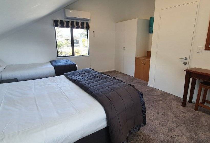 The Moorings Motel And Apartments