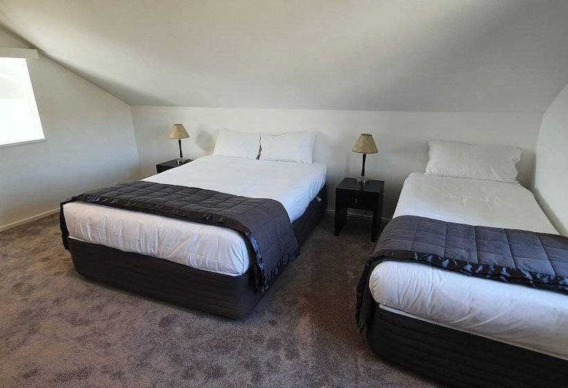 The Moorings Motel And Apartments