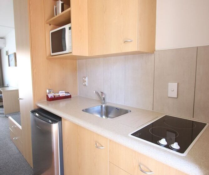 The Moorings Motel And Apartments