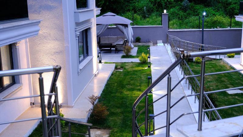 Отель Flower City Suits