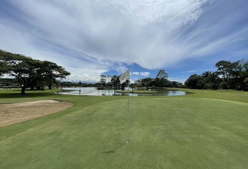 هتل Lake House Resort