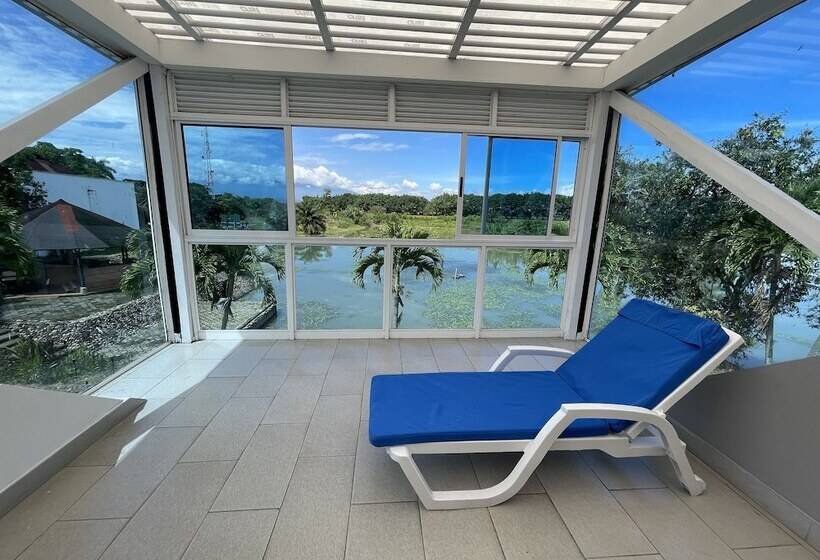 هتل Lake House Resort