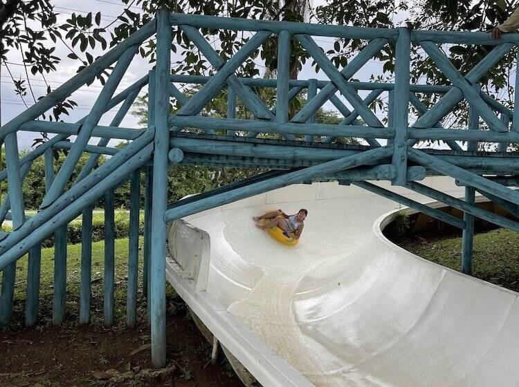 هتل Lake House Resort