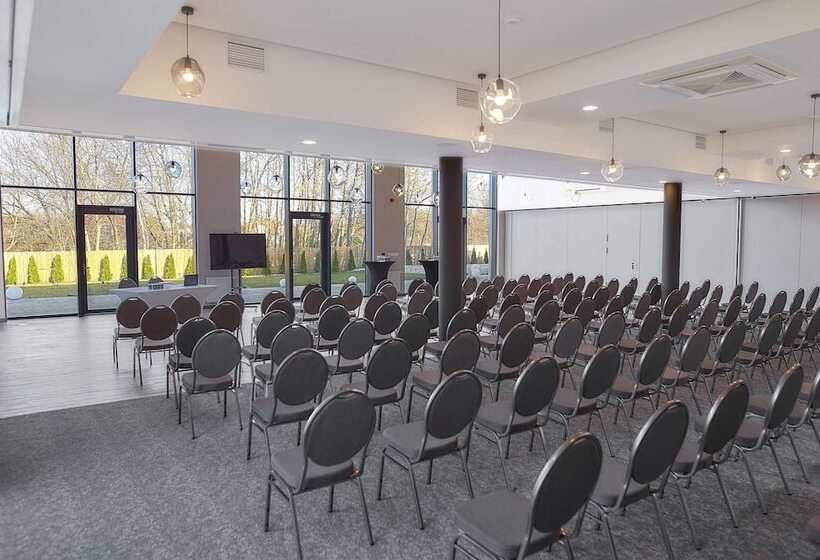 ホテル Tulip Inn żyrardów