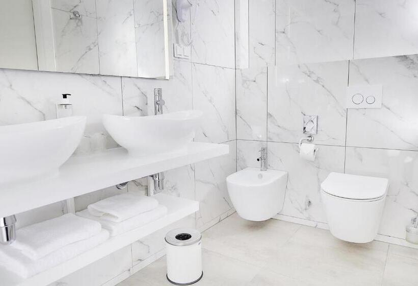 ホテル Tulip Inn żyrardów