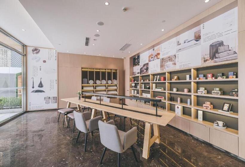 Atour Hotel Chongqing Liziba Lianglukou Subway Station