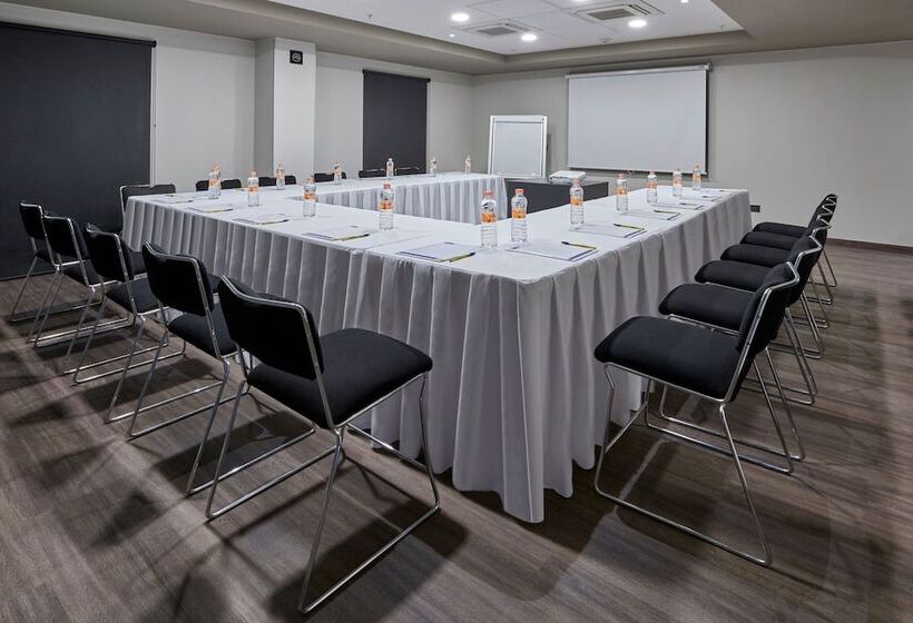 ホテル City Express By Marriott Cancun Aeropuerto