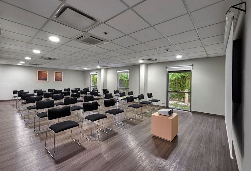 ホテル City Express By Marriott Cancun Aeropuerto