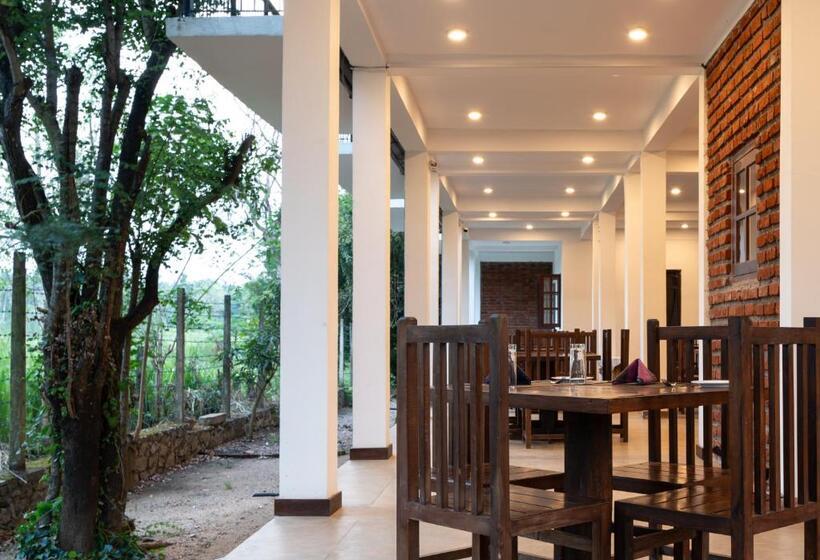 בית מלון כפרי Lario Resort Sigiriya