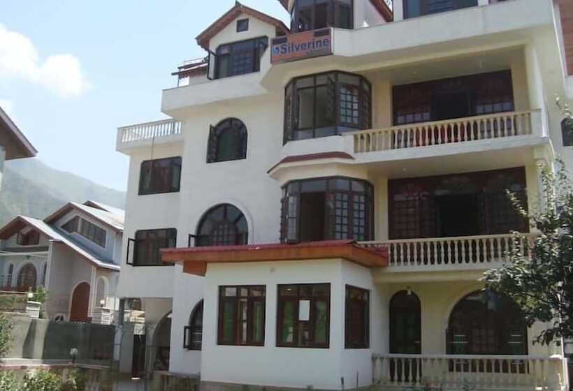 ホテル Silverine Srinagar