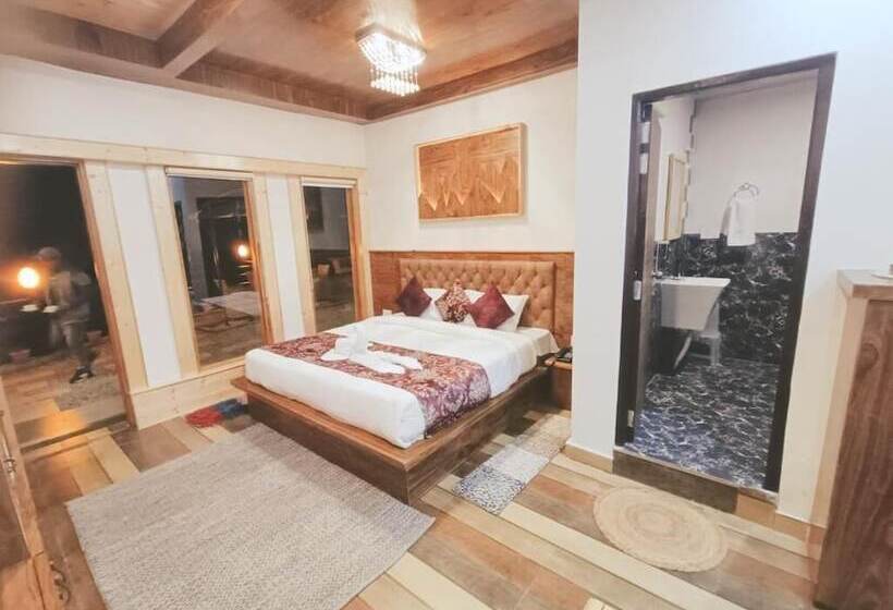 Отель Trimounts A Boutique