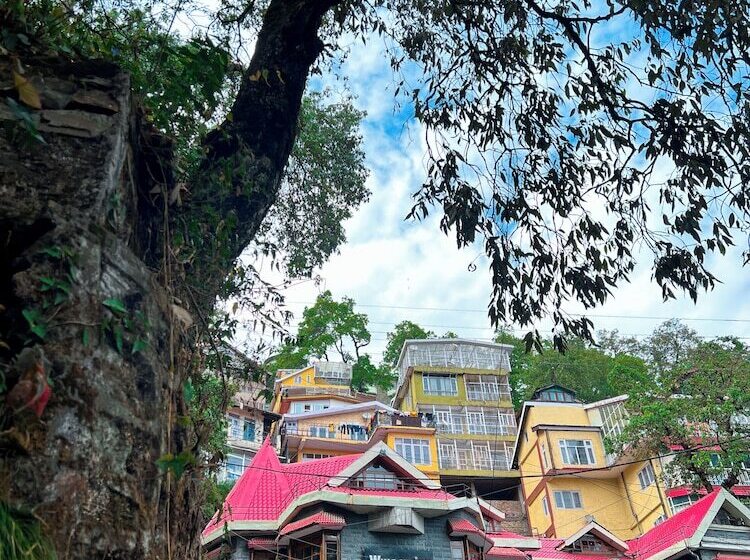 Wingait Inn   Hotel Near The Mall Road