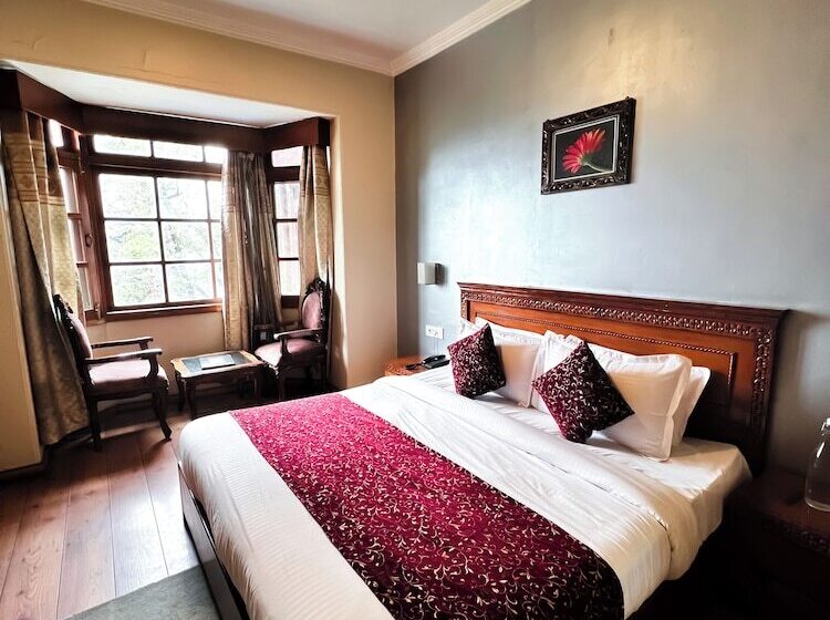 Wingait Inn   Hotel Near The Mall Road