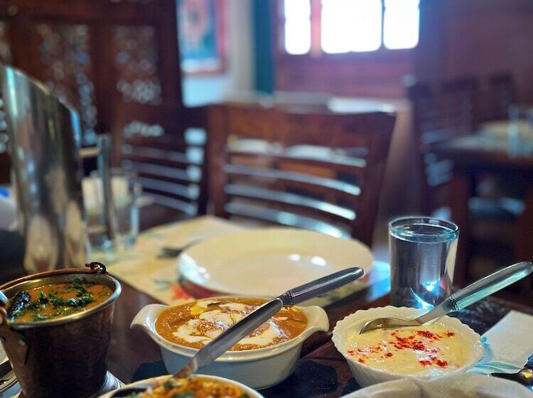 Wingait Inn   Hotel Near The Mall Road