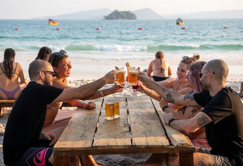 הוסטל Mad Monkey Koh Rong