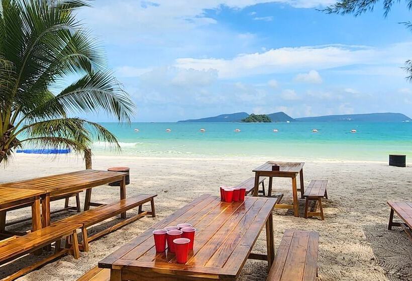 הוסטל Mad Monkey Koh Rong