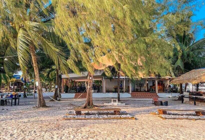 הוסטל Mad Monkey Koh Rong