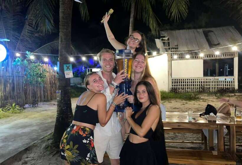 הוסטל Mad Monkey Koh Rong