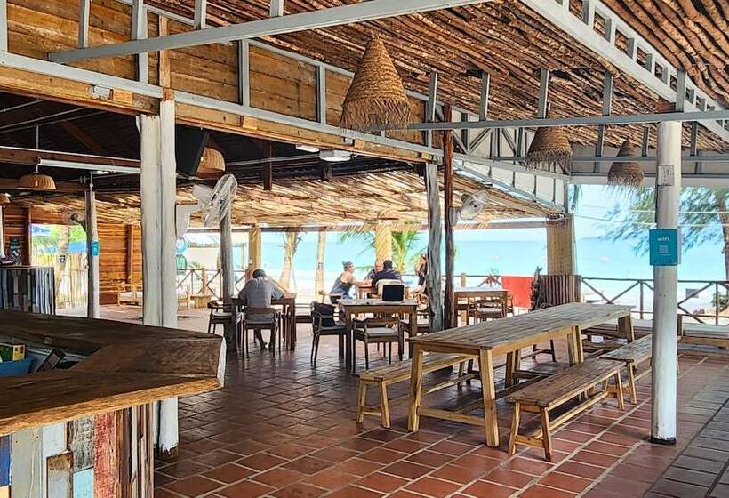 הוסטל Mad Monkey Koh Rong