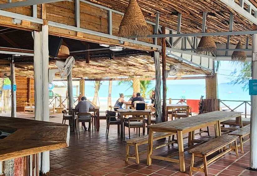 הוסטל Mad Monkey Koh Rong