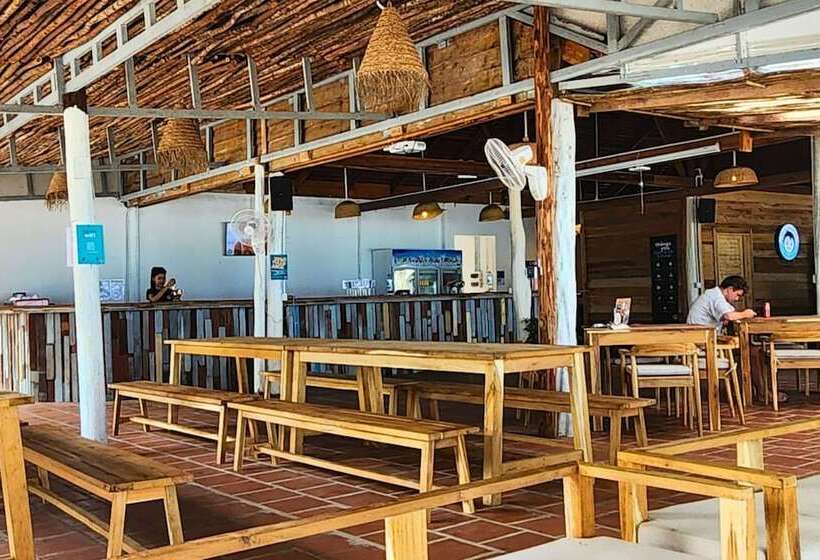 הוסטל Mad Monkey Koh Rong