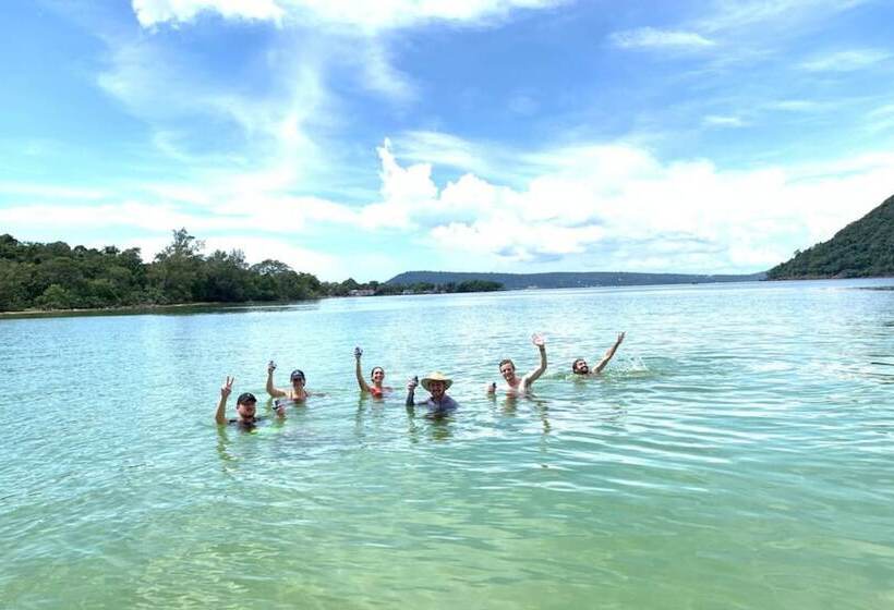 הוסטל Mad Monkey Koh Rong