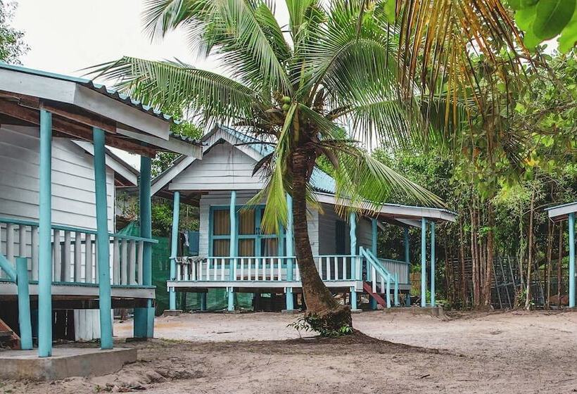 הוסטל Mad Monkey Koh Rong