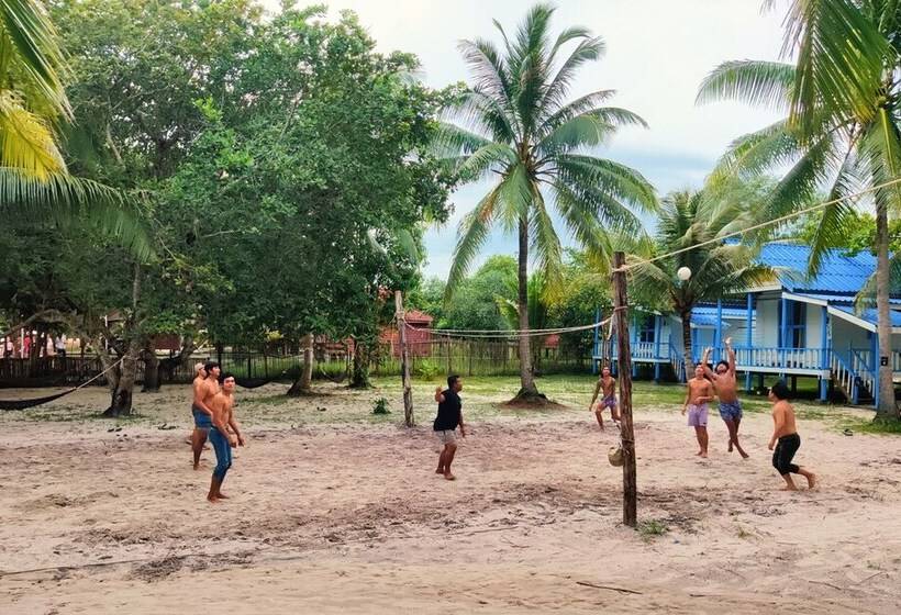 הוסטל Mad Monkey Koh Rong