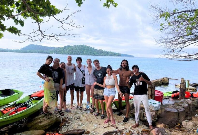 הוסטל Mad Monkey Koh Rong