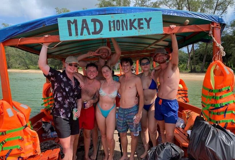 הוסטל Mad Monkey Koh Rong