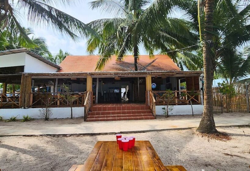 הוסטל Mad Monkey Koh Rong