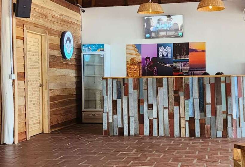 הוסטל Mad Monkey Koh Rong