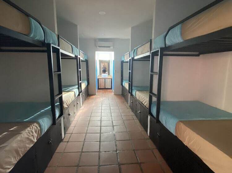 הוסטל Mad Monkey Koh Rong