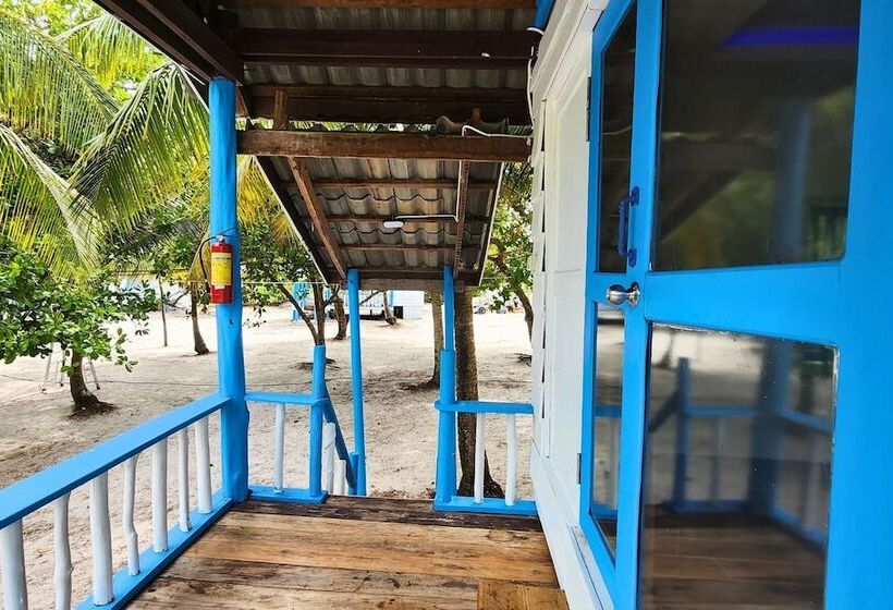 הוסטל Mad Monkey Koh Rong