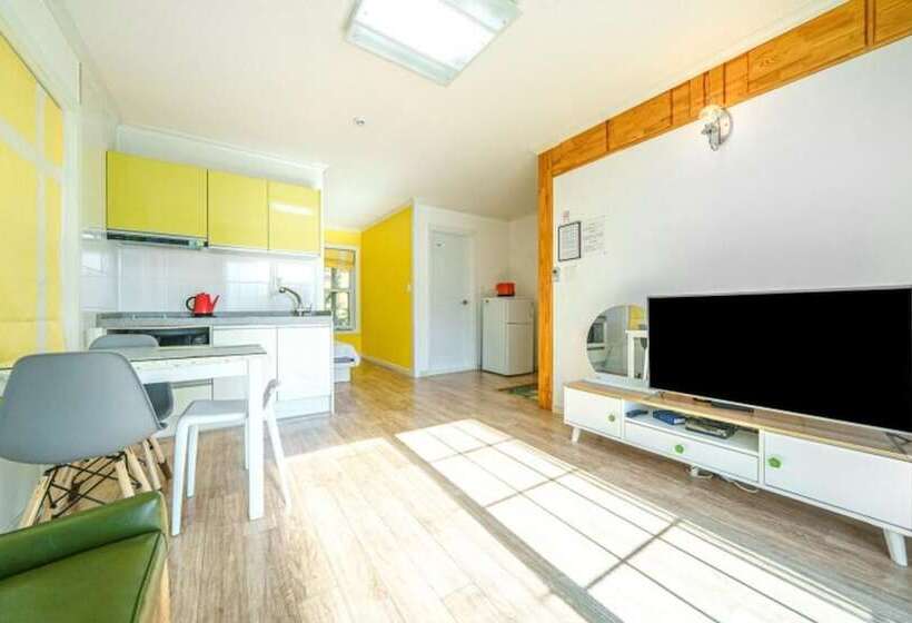 Gangneung Gyeongpoui Haru Pension